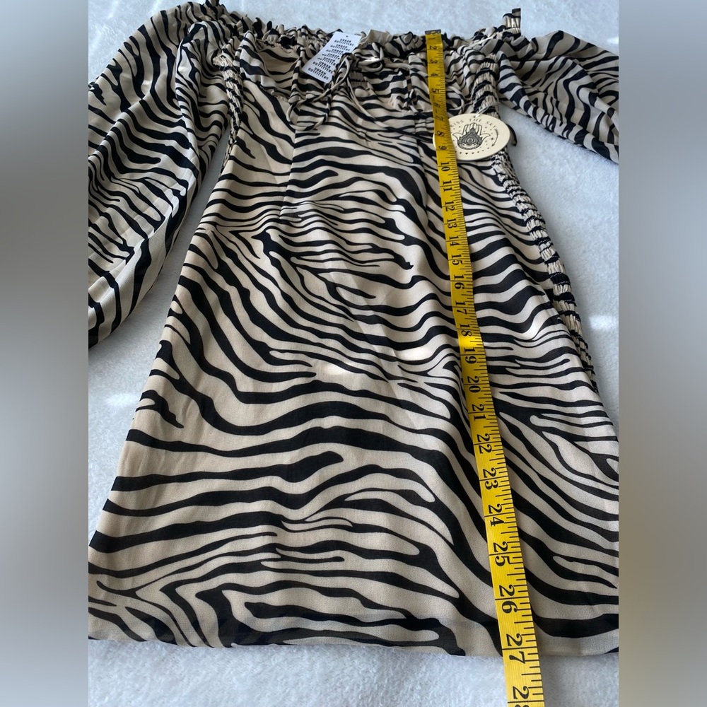 ๐ Kiss the Sky off-the-shoulder mini dress from UO size S animal pattern - Picture 10 of 11